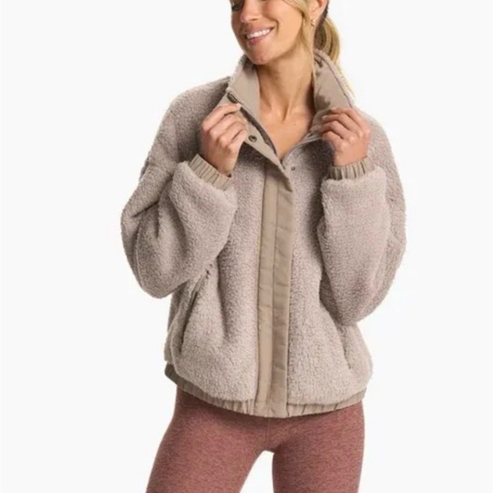 Vuori Cozy Women's Sherpa Jacket in Light Taupe